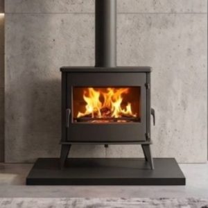 Poêles à bois en fonte URUS Style de 12 kW pour buches de 50 cm avec rechargement du bois par porte latérale.