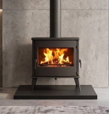 Poêles à bois en fonte URUS Style de 12 kW pour buches de 50 cm avec rechargement du bois par porte latérale.
