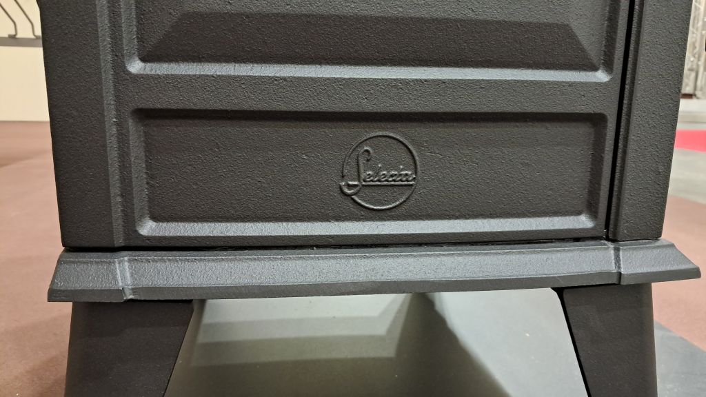 Logo SELECTA sur le côté des poêles
