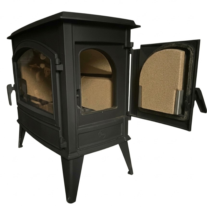 Poêles à bois en fonte BRUTUS Style de 12 kW pour buches de 50 cm avec rechargement du bois par porte latérale.