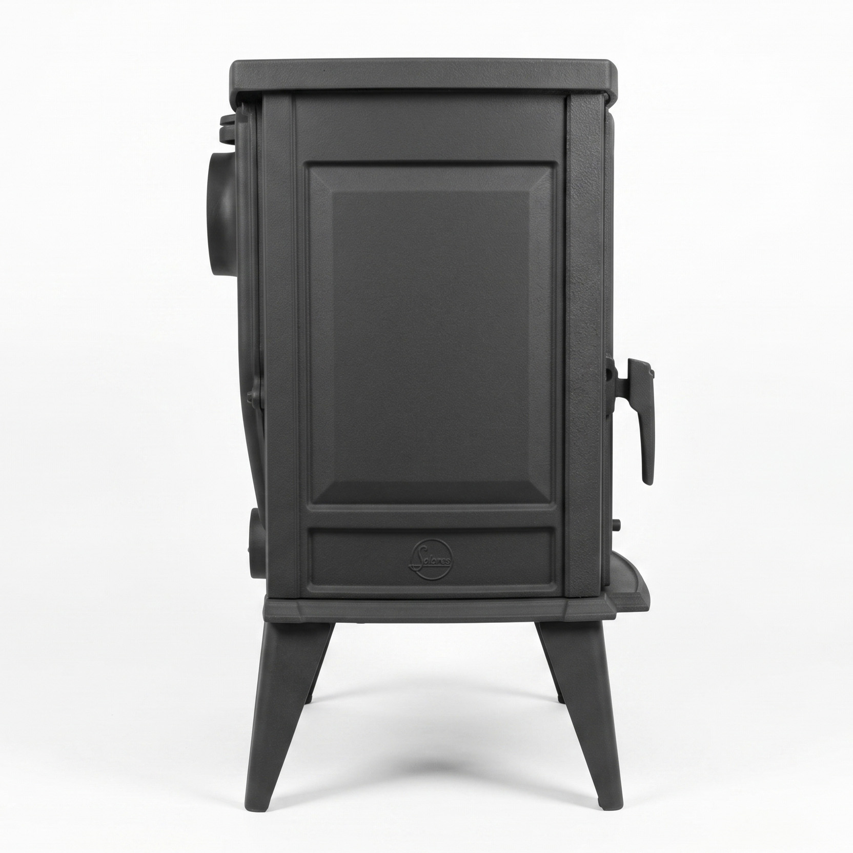 Poêles à bois en fonte BRUTUS Style de 12 kW pour buches de 50 cm avec rechargement du bois par porte latérale.