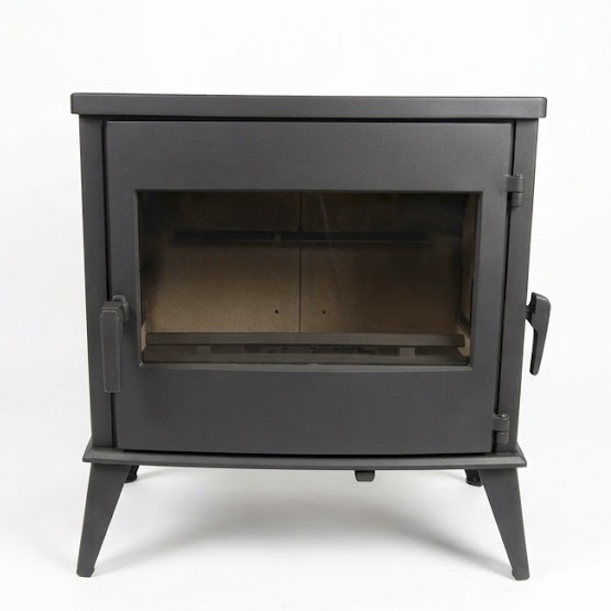 Poêles à bois en fonte BRUTUS Style de 12 kW pour buches de 50 cm avec rechargement du bois par porte latérale.