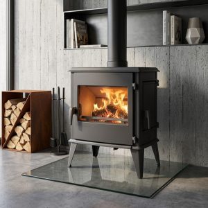 Poêles à bois en fonte URUS Style de 9 kW pour buches de 40 cm avec rechargement du bois par porte latérale.